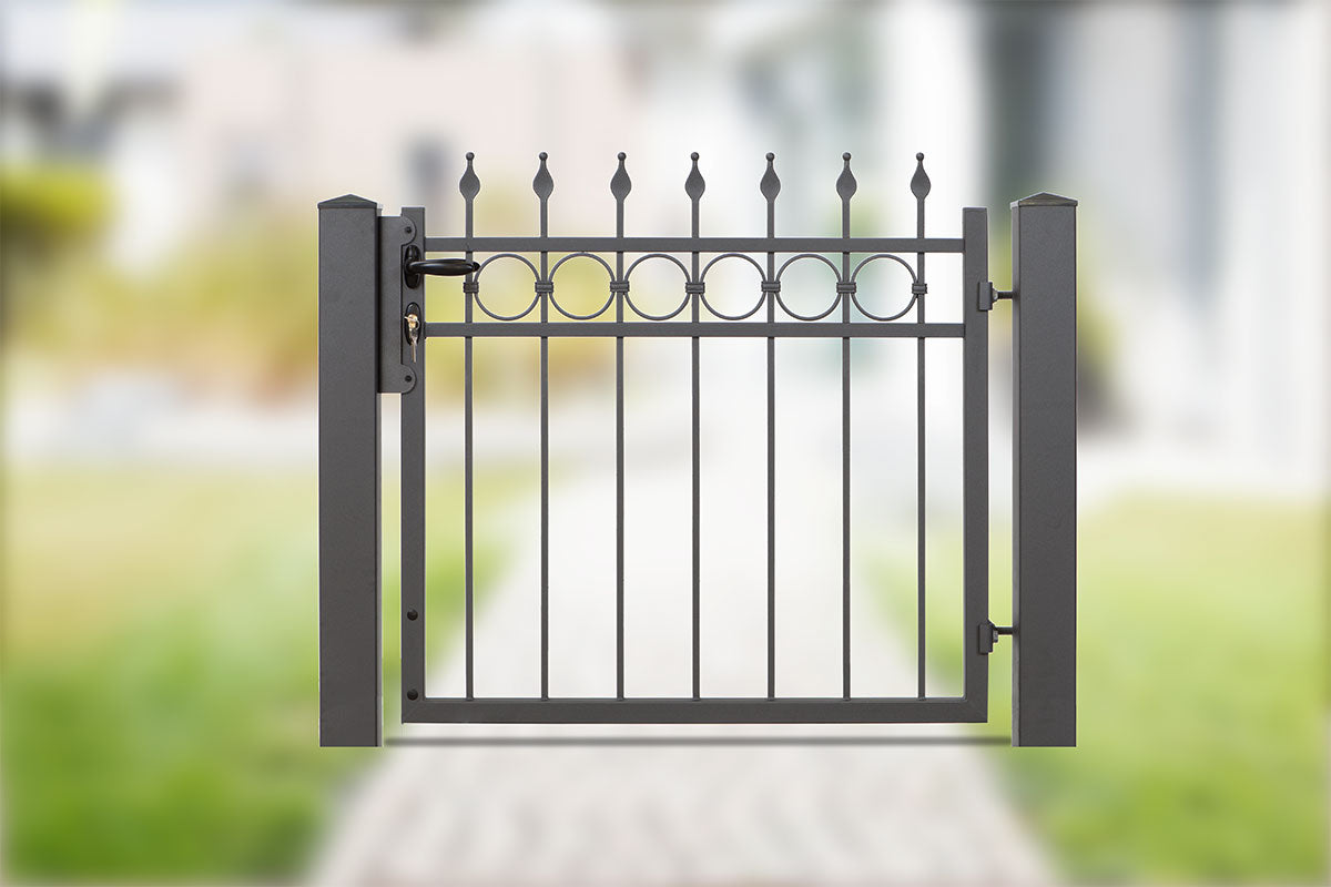 Gartentor Residenzen premium WEIMAR, an einem gepflasterten Gartenweg
