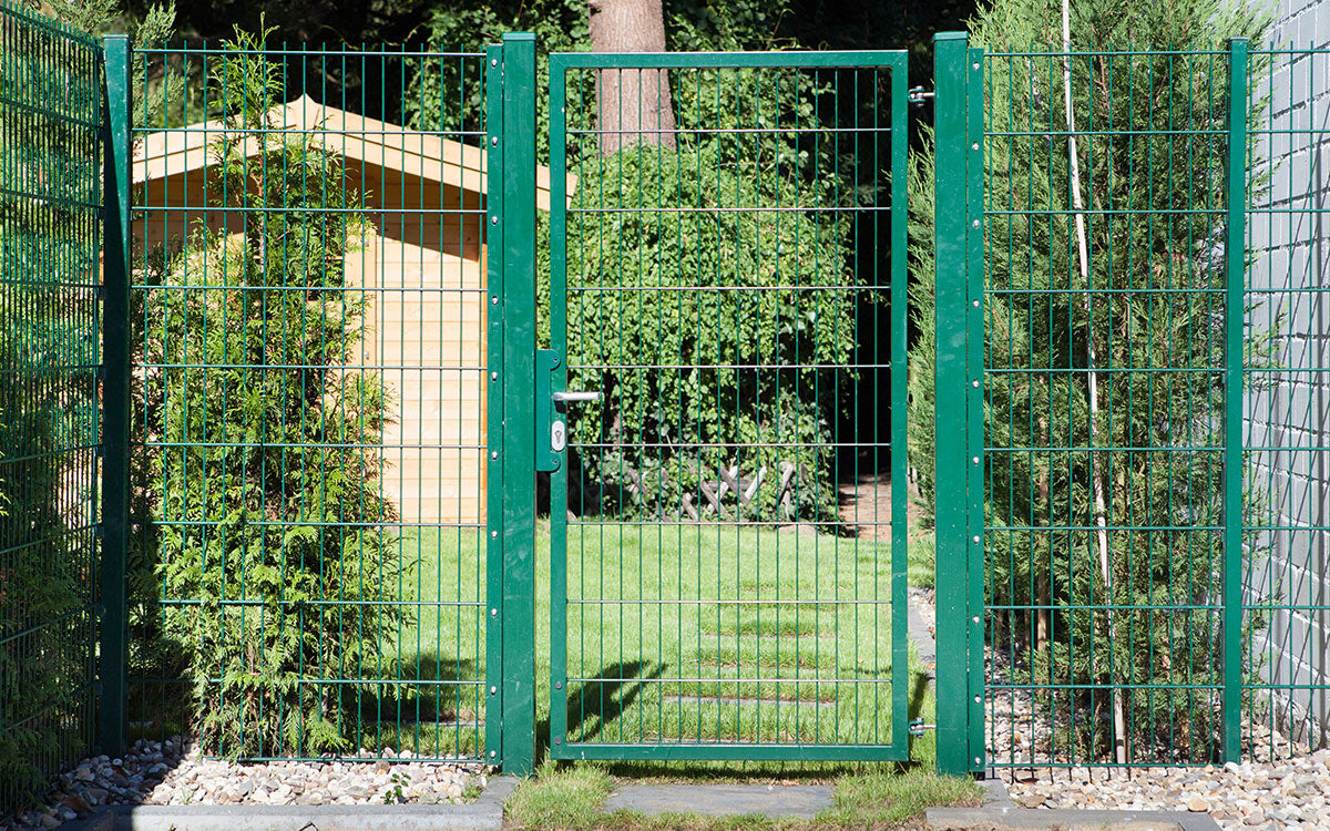 Gartentor VARIO compact in Moosgrün als Zugang zum Gartenhaus