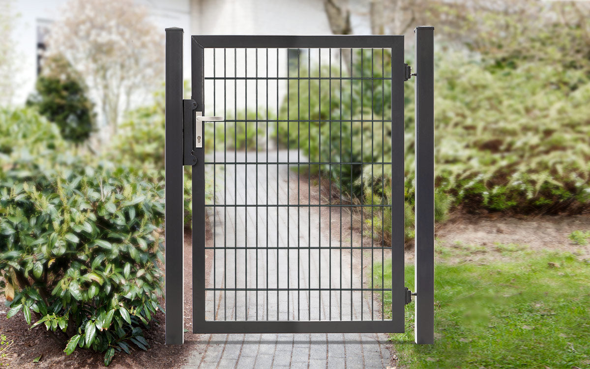 Gartentor VARIO plus S als Zugang zu einem gepflasterten Gartenweg