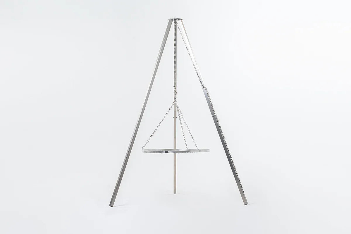 Edelstahl Dreibein Grill mit Kette, hängender Grillrost, freistehend auf weißem Hintergrund