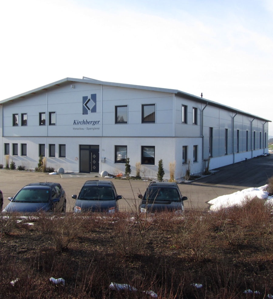 Metallbau Firmengebäude mit Parkplatz