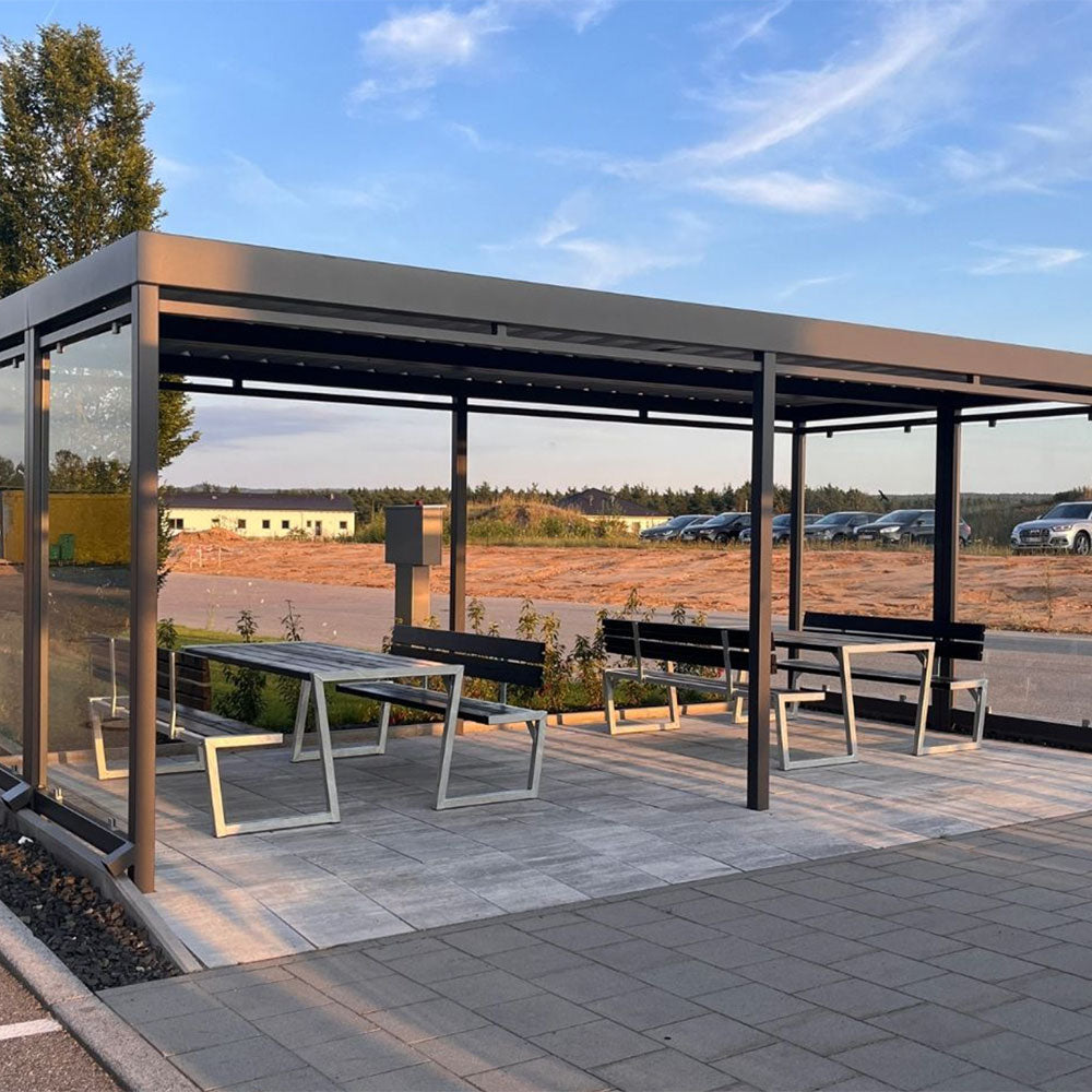 Überdachter Metall-Pavillon mit Sitzbänken