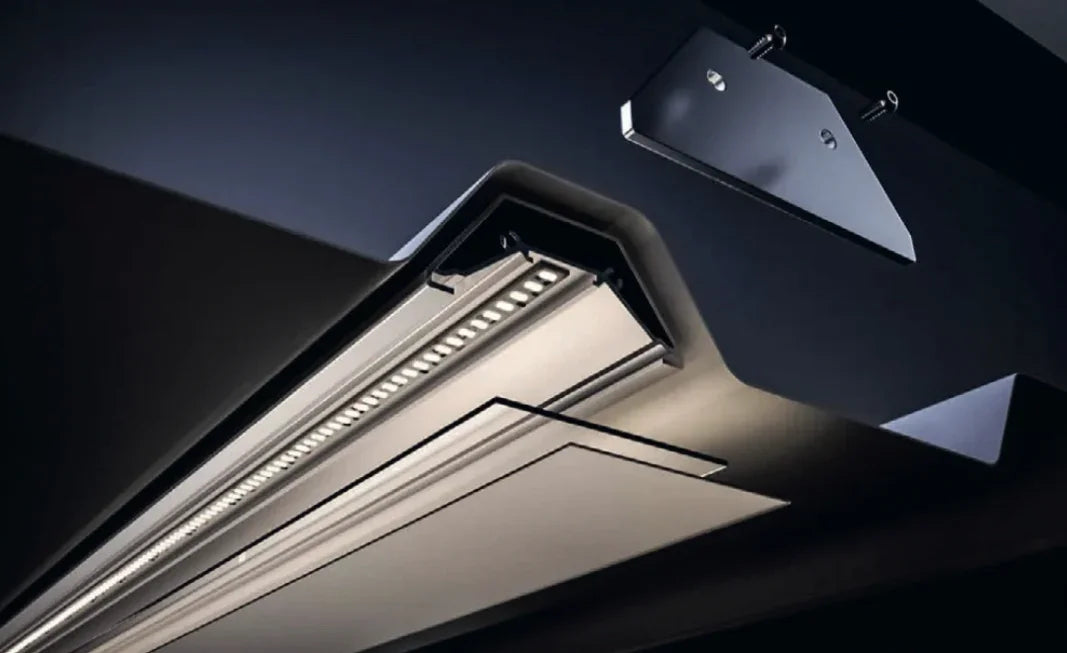 Moderne LED-Beleuchtungseinheit aus Metall für Deckenmontage, Nahaufnahme