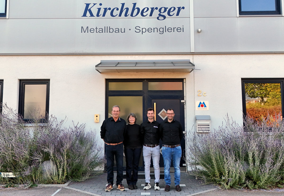 Geschäftsführung von Kirchberger Metall vor dem Eingang, von links: Josef, Veronika, Martin und Thomas Kirchberger