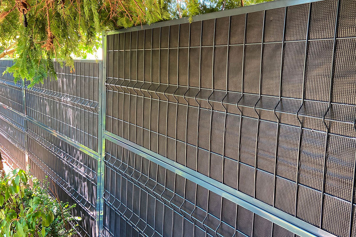 Lärmschutzzaun eco mit Pflanzen am 3D-Gitter