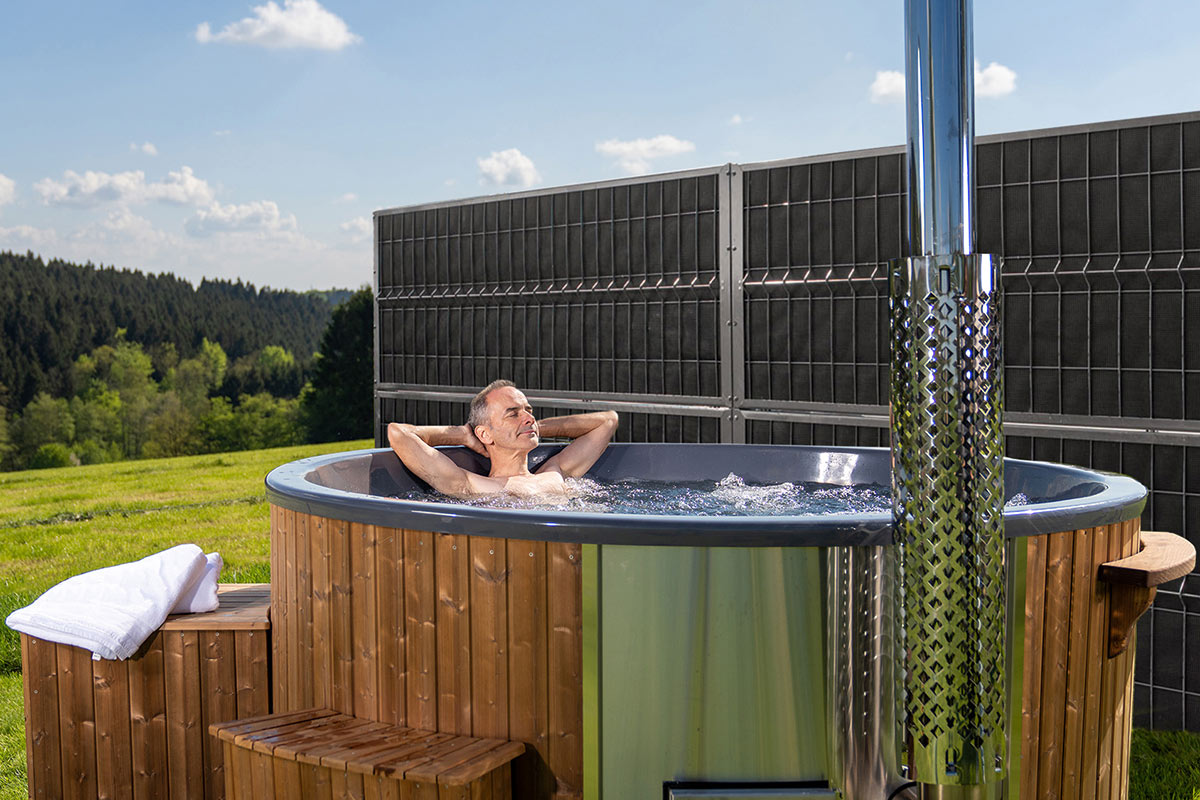 Lärmschutzzaun eco als Sichtschutz an einem Badezuber