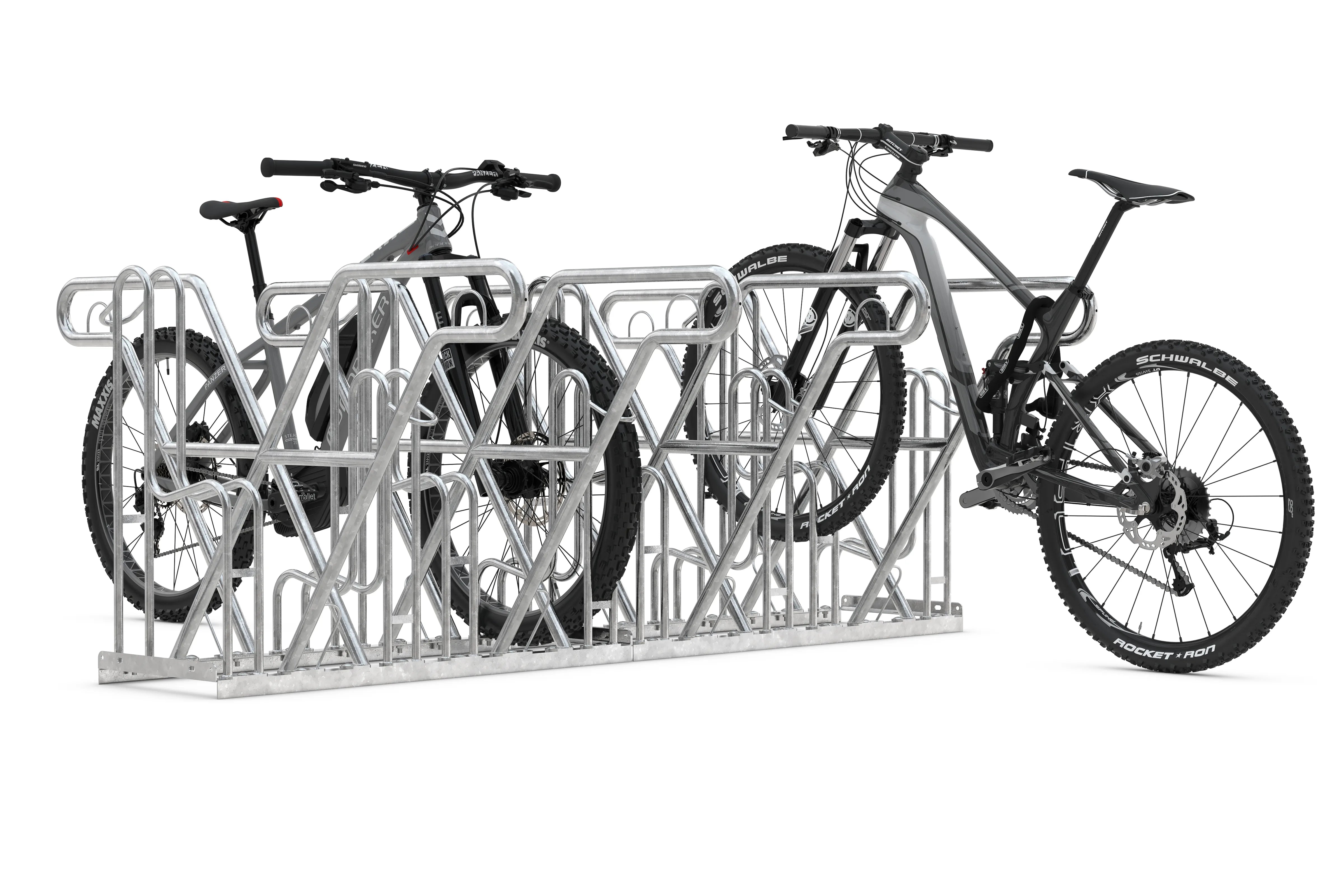 Fahrradständer aus Metall mit zwei abgestellten Mountainbikes, isoliert auf weißem Hintergrund