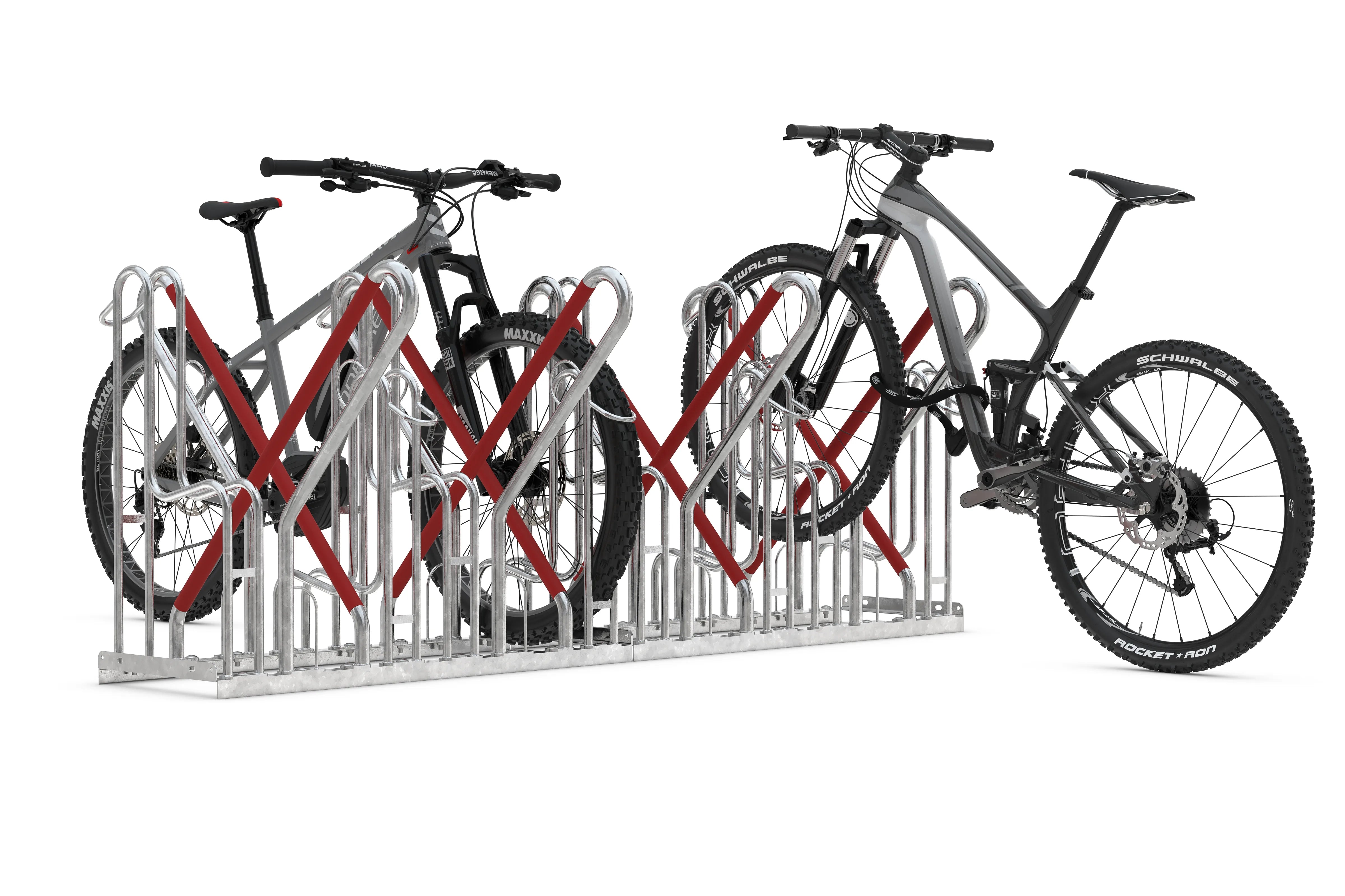 Fahrradständer aus Metall für mehrere Fahrräder mit roten und silbernen Bügeln, zwei abgestellte Fahrräder