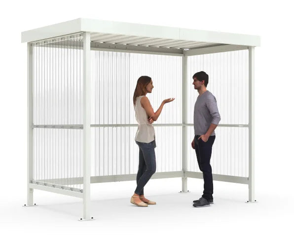 Zwei Personen unter Metallüberdachung stehend