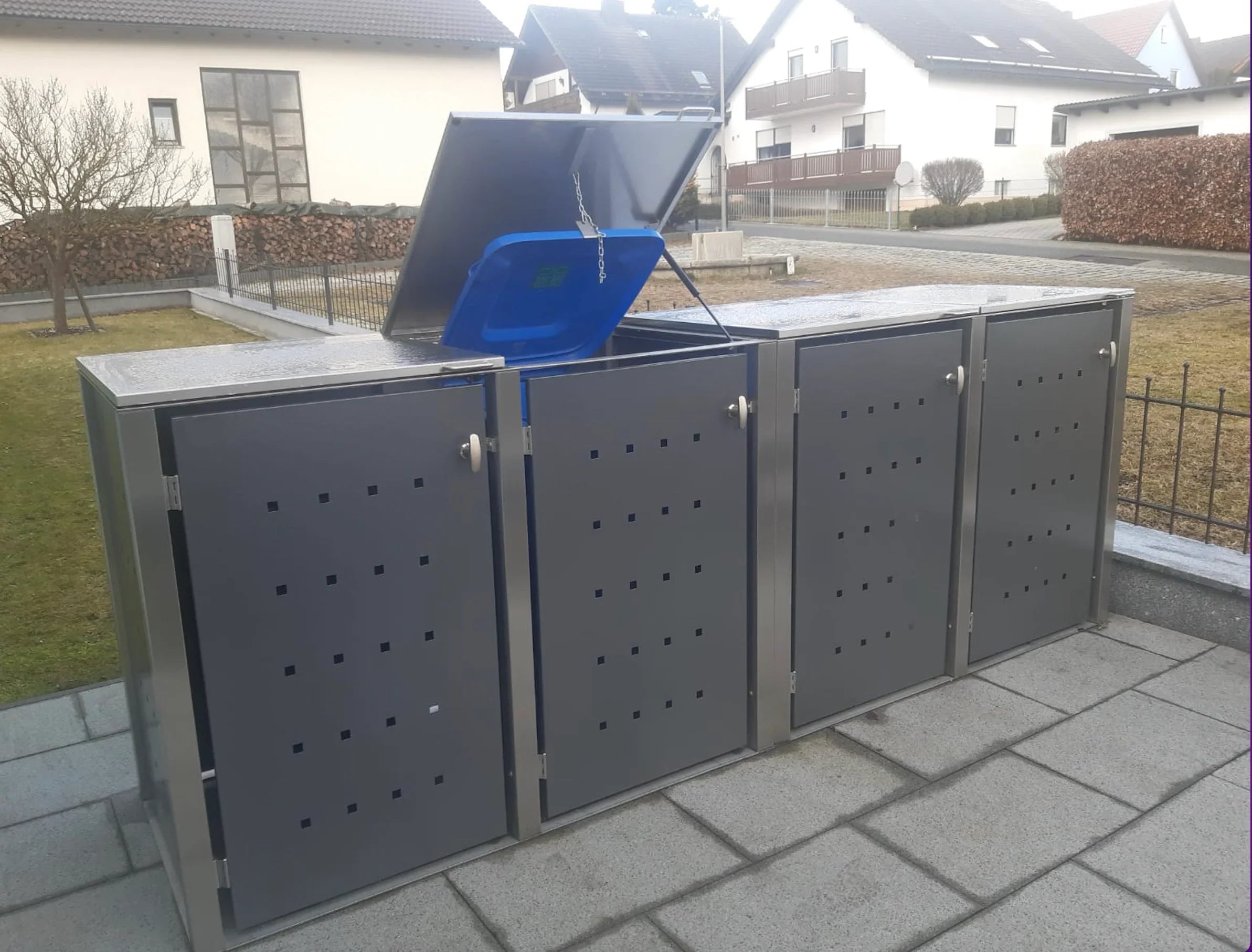 4er Mülltonnenbox Edelstahl für vier Mülltonnen im Vorgarten, eine Tonne geöffnet