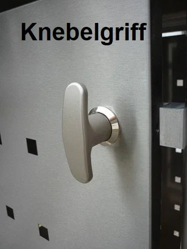 Edelstahl Knebelgriff an moderner Mülltonnenbox mit quadratischen Dekor-Ausschnitten