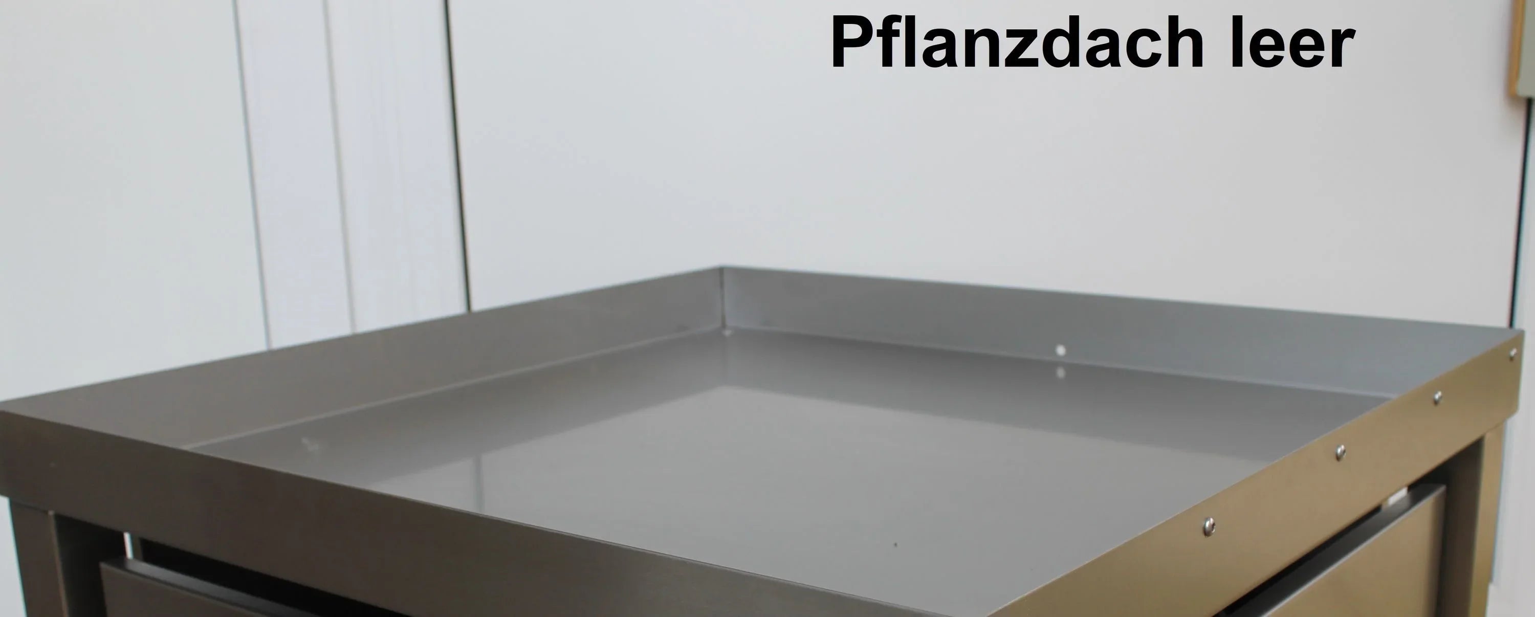 Leere Metall-Mülltonnenbox mit Pflanzendach, modern und robust, für Außenbereiche