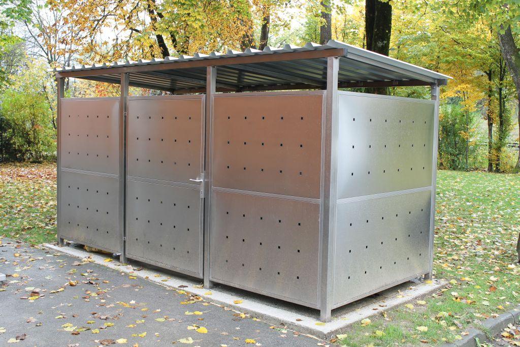 Modernes Mülltonnenhaus aus Edelstahl im Außenbereich, quadratisches Design, Herbstlaub