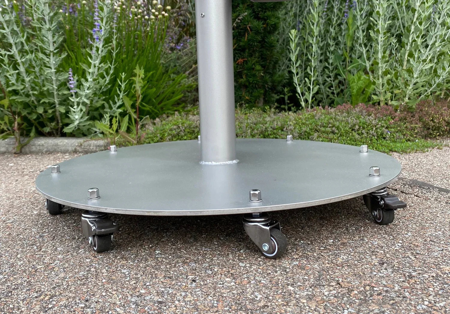 Heizstrahler Standfuß aus Metall mit Rollen für einfache Mobilität, outdoor auf Steinboden