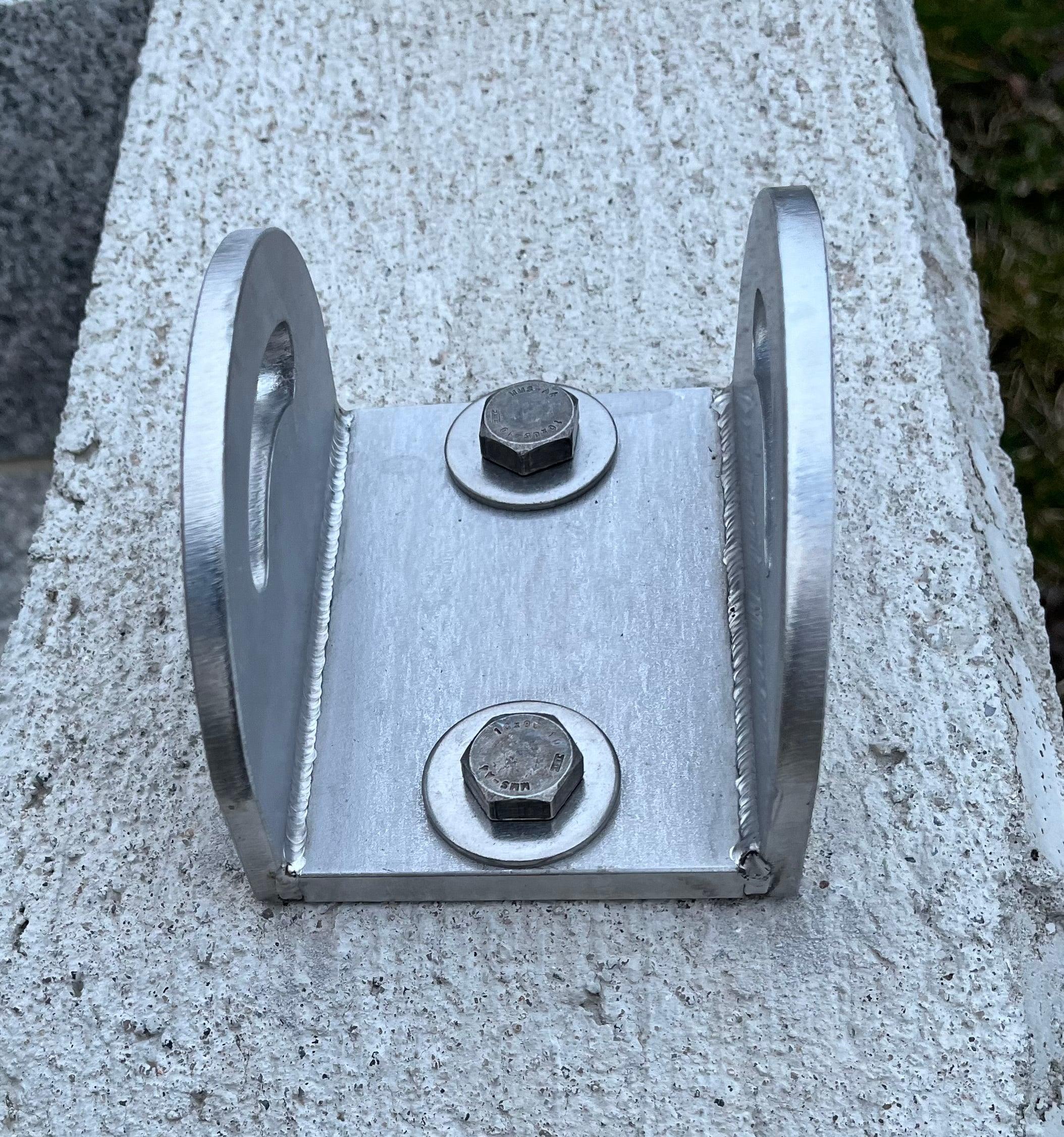 Edelstahl Pfostenträger für Sichtschutzzaun auf Betonmauer montiert