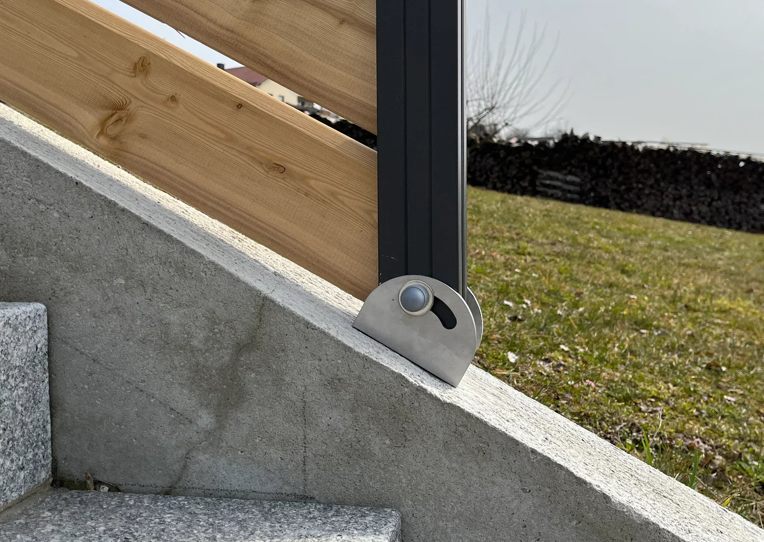 Pfostenträger Zaunpfosten beweglich im Gefälle Edelstahl neutral