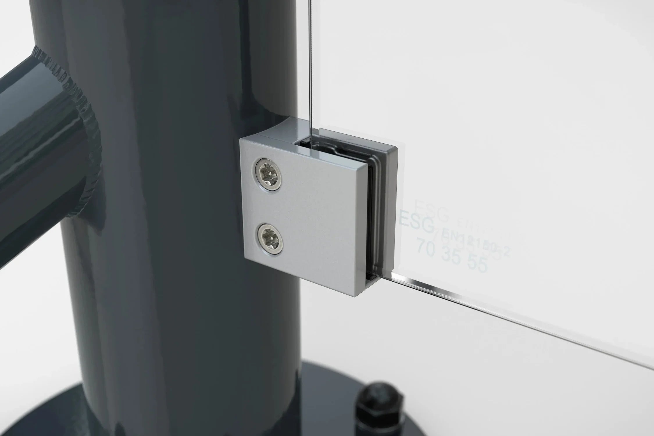 Detailaufnahme Aluminium-Halterung und Glaswand eines Raucherunterstands