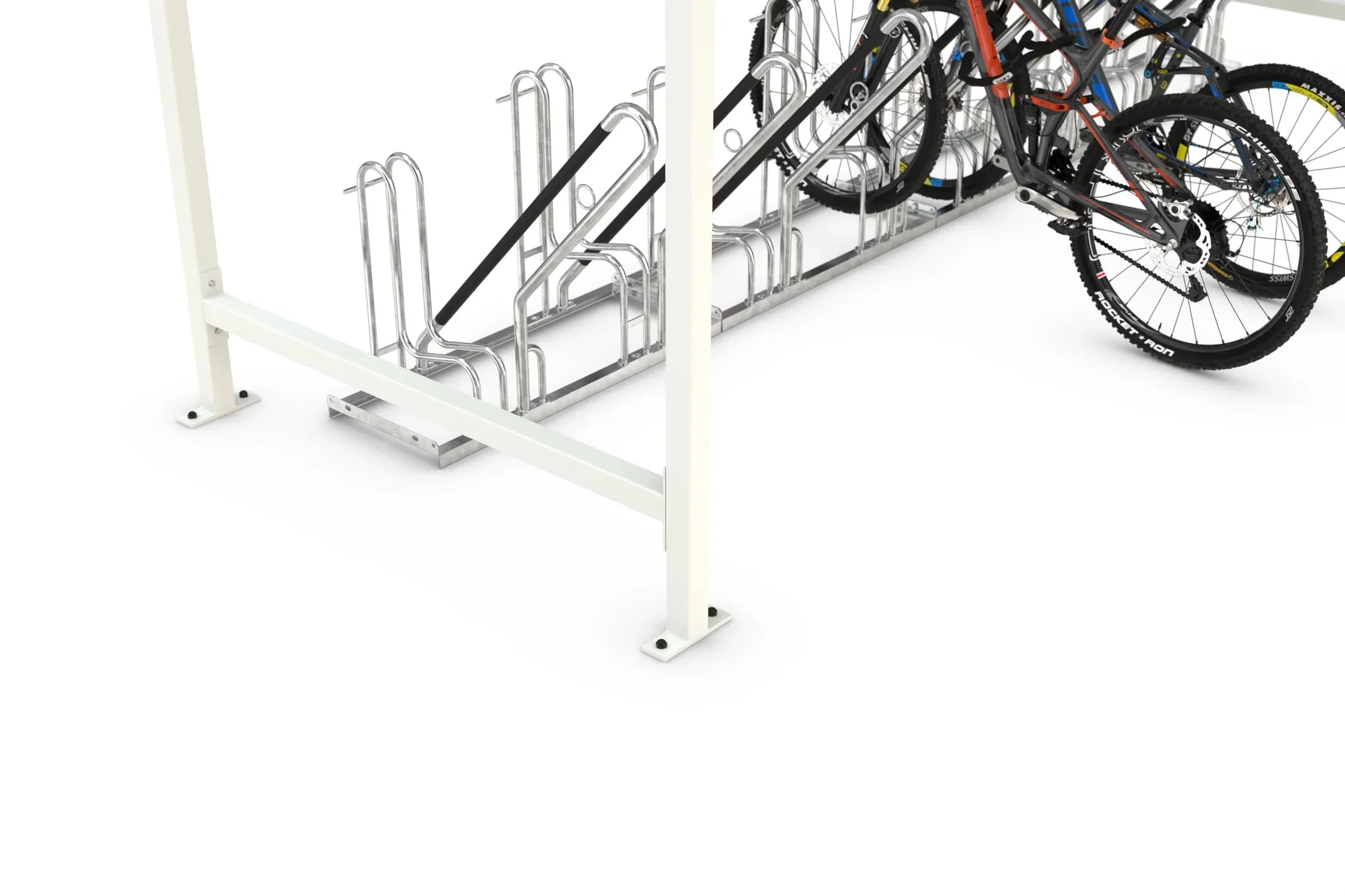 Stabiler Metallrahmen mit integriertem Fahrradständer und geparkten Fahrrädern, Detailansicht