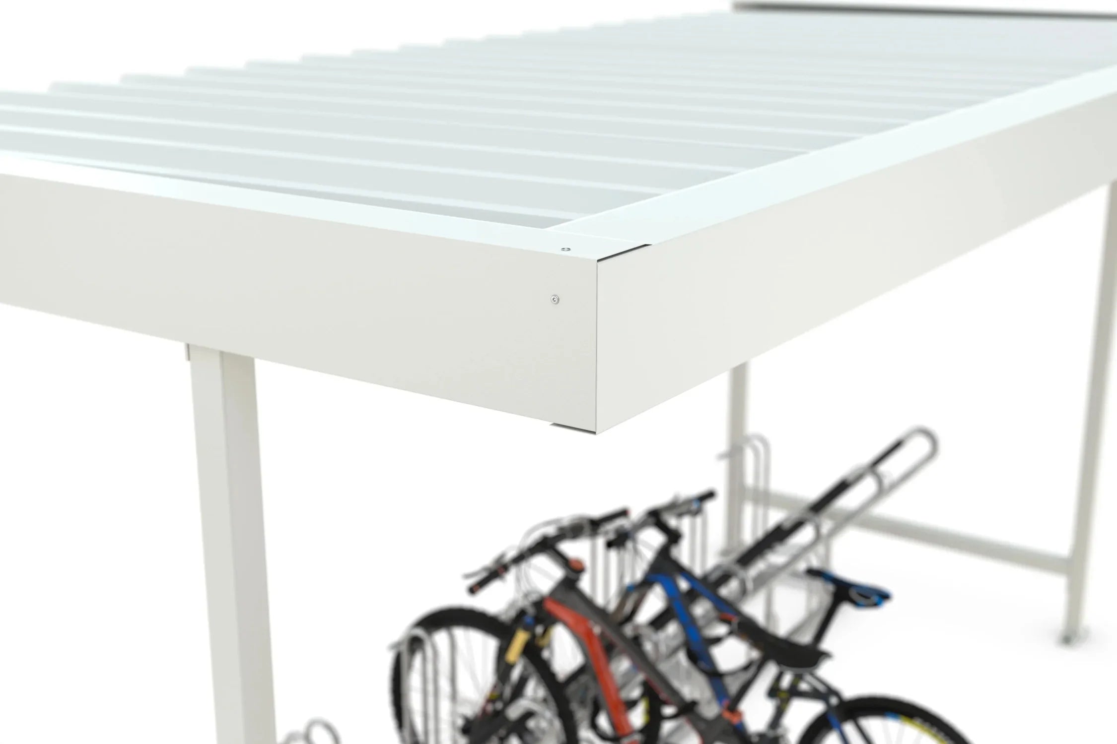 Detail einer weißen Metall-Überdachung mit Fahrradständern und Fahrrädern darunter