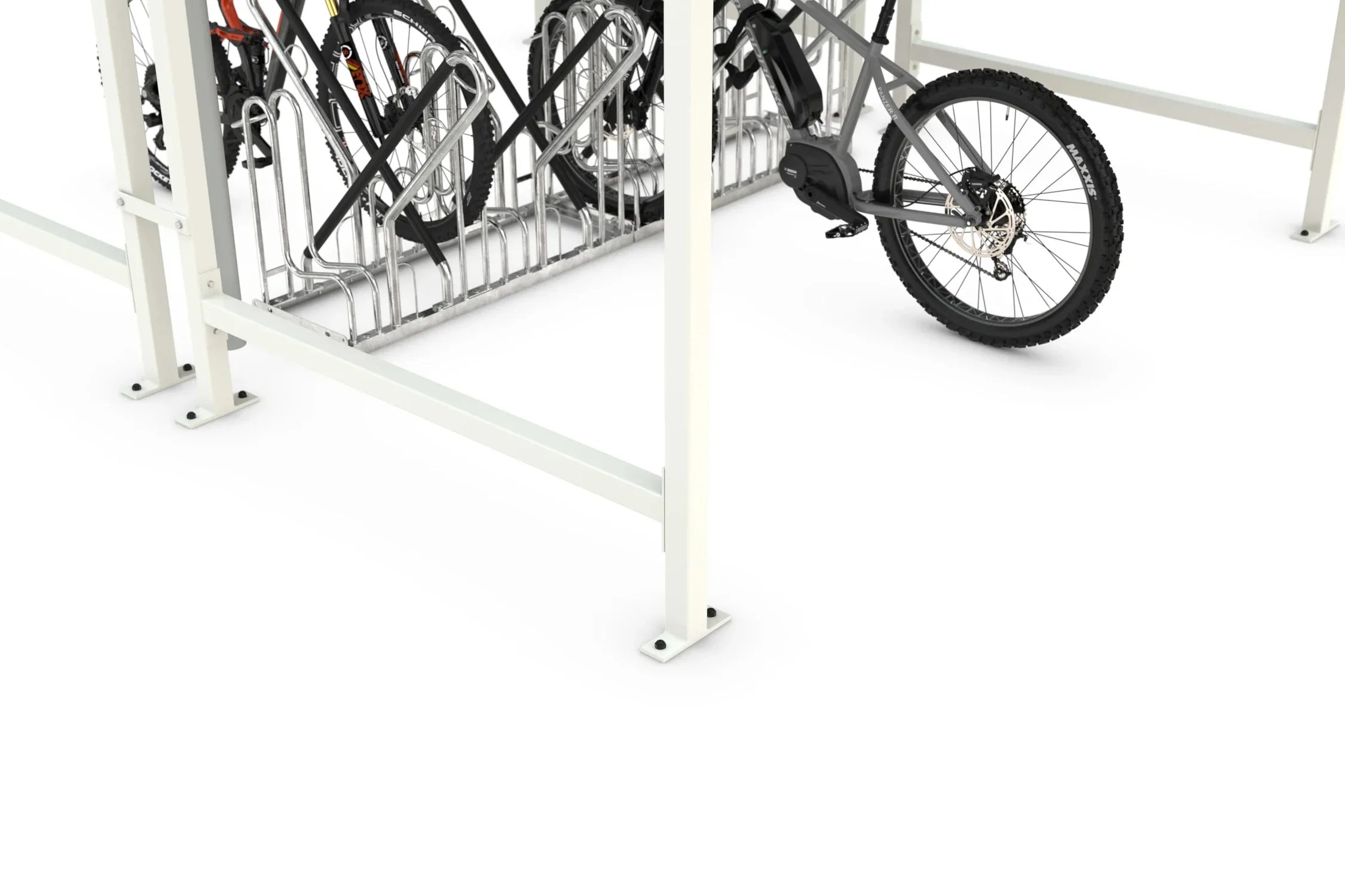 Detail Metall Fahrradunterstand mit Fahrradständern und befestigten Fahrrädern auf weißem Hintergrund