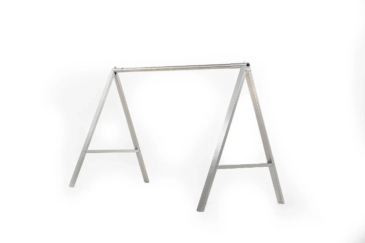 Stabiler Sattelständer aus Edelstahl für Fahrrad und MTB, freistehend auf weißem Hintergrund