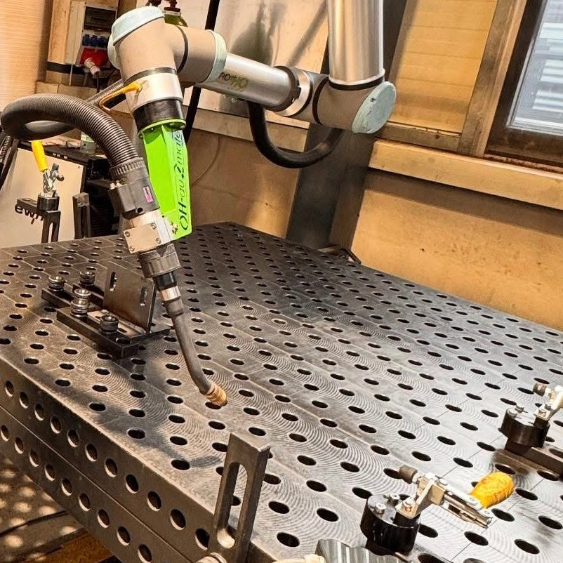 Schweißroboter an Metall-Arbeitsplatz