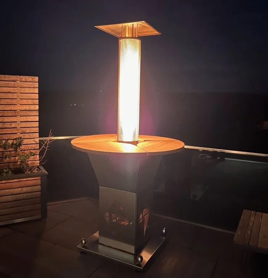 Beheizter Stehtisch mit Pellet-Heizstrahler auf Terrasse bei Nacht, moderne Optik