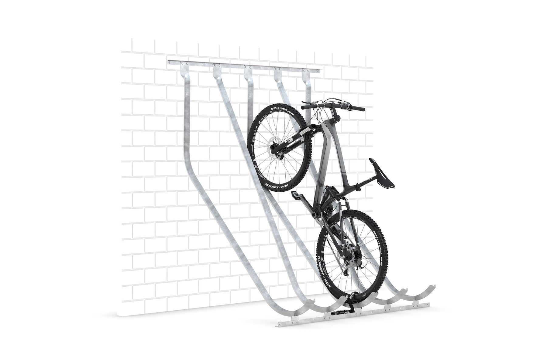 Wandmontierter Fahrradhalter aus Metall für vier Fahrräder vor Backsteinmauer