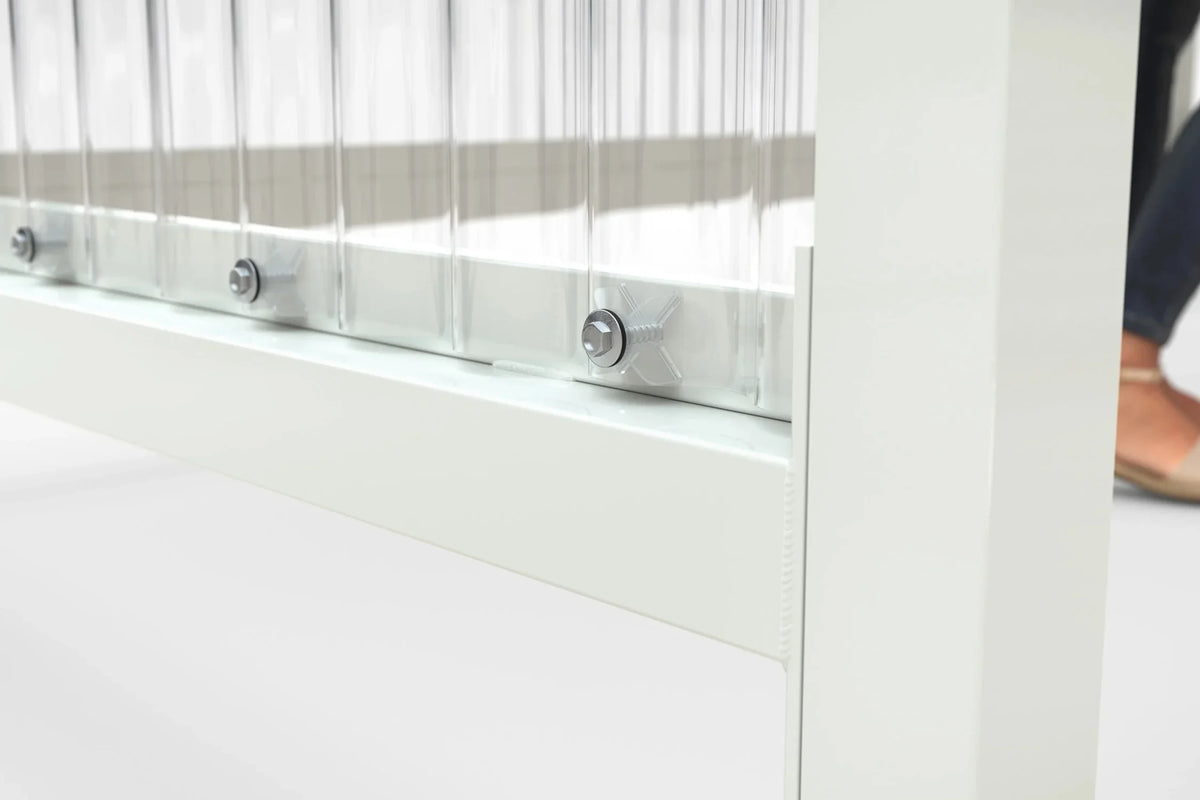 Detail des unteren Wandanschlusses mit Kalottenschrauben zwischen Wellpolycarbonat-Wand und Rahmenprofil, Raucherunterstand Jena Maxi RAL 9002 grauweiß