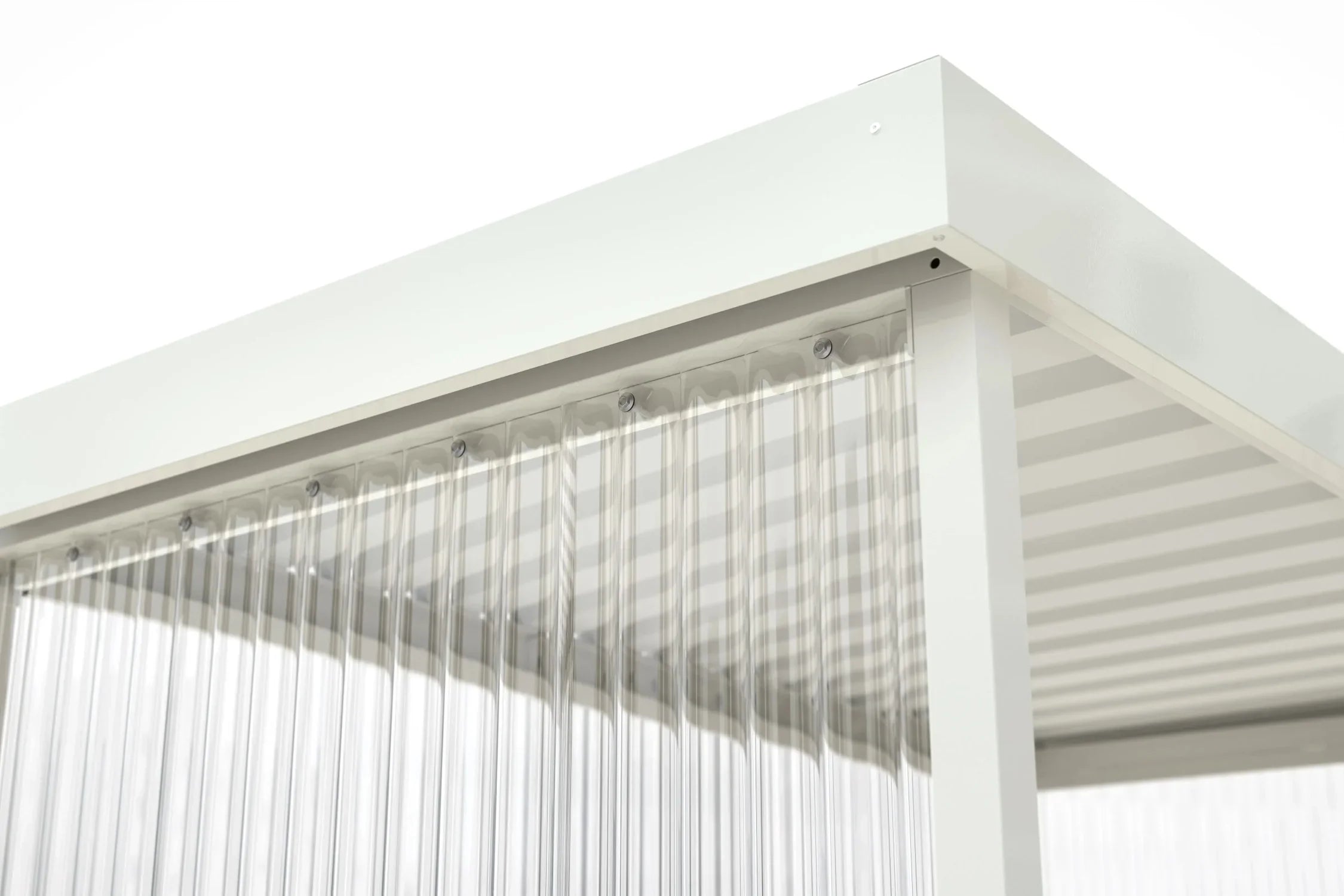 Detailansicht der Dachecke mit umlaufender Dachblende, Trapezblech-Eindeckung und Wellpolycarbonat-Wand am Raucherunterstand Jena RAL 9002 grauweiß