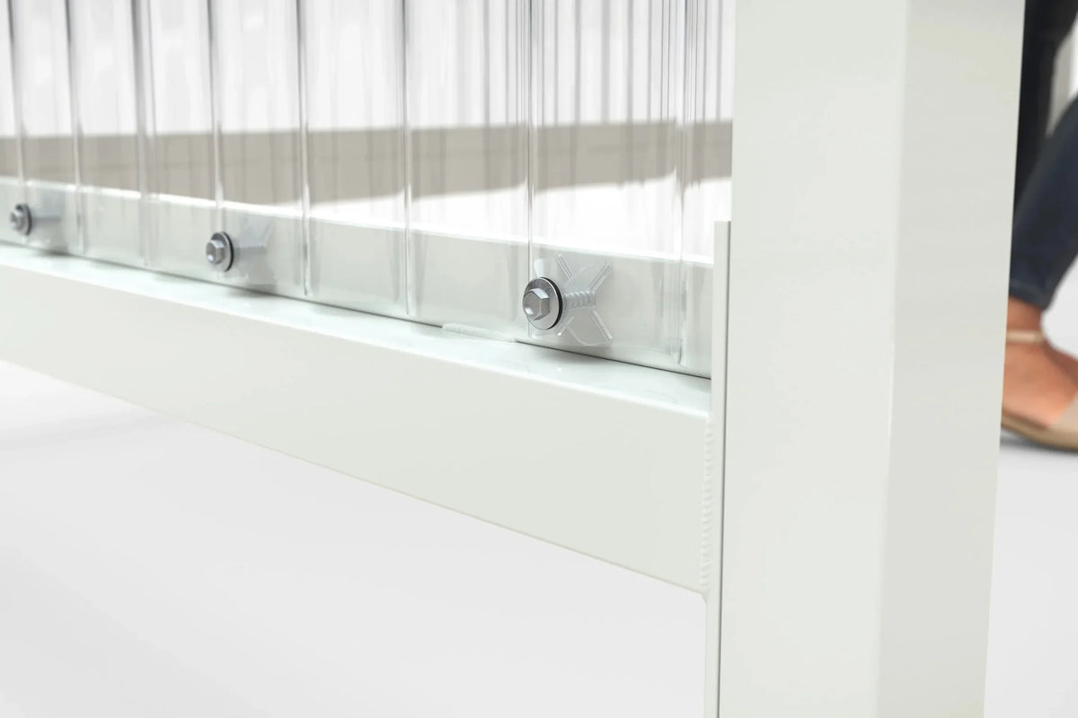 Detail des unteren Wandanschlusses mit Kalottenschrauben zwischen Wellpolycarbonat-Wand und Rahmenprofil, Raucherunterstand Jena RAL 9002 grauweiß