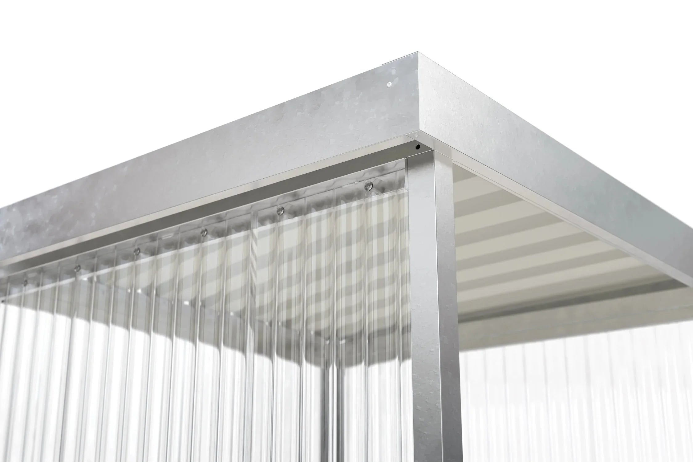 Detailansicht der Dachecke mit umlaufender Dachblende, Trapezblech-Eindeckung und Wellpolycarbonat-Wand am Raucherunterstand Jena feuerverzinkt