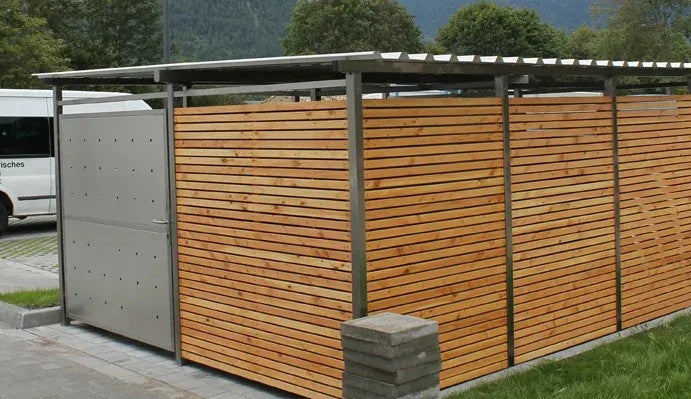 Moderne Überdachung mit seitlicher Tür aus Metall und Holz, ideal als Sichtschutz