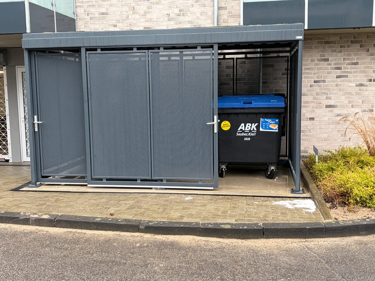 Überdachung für Mülltonnen und Fahrräder Modell K40 - Kundenreferenz