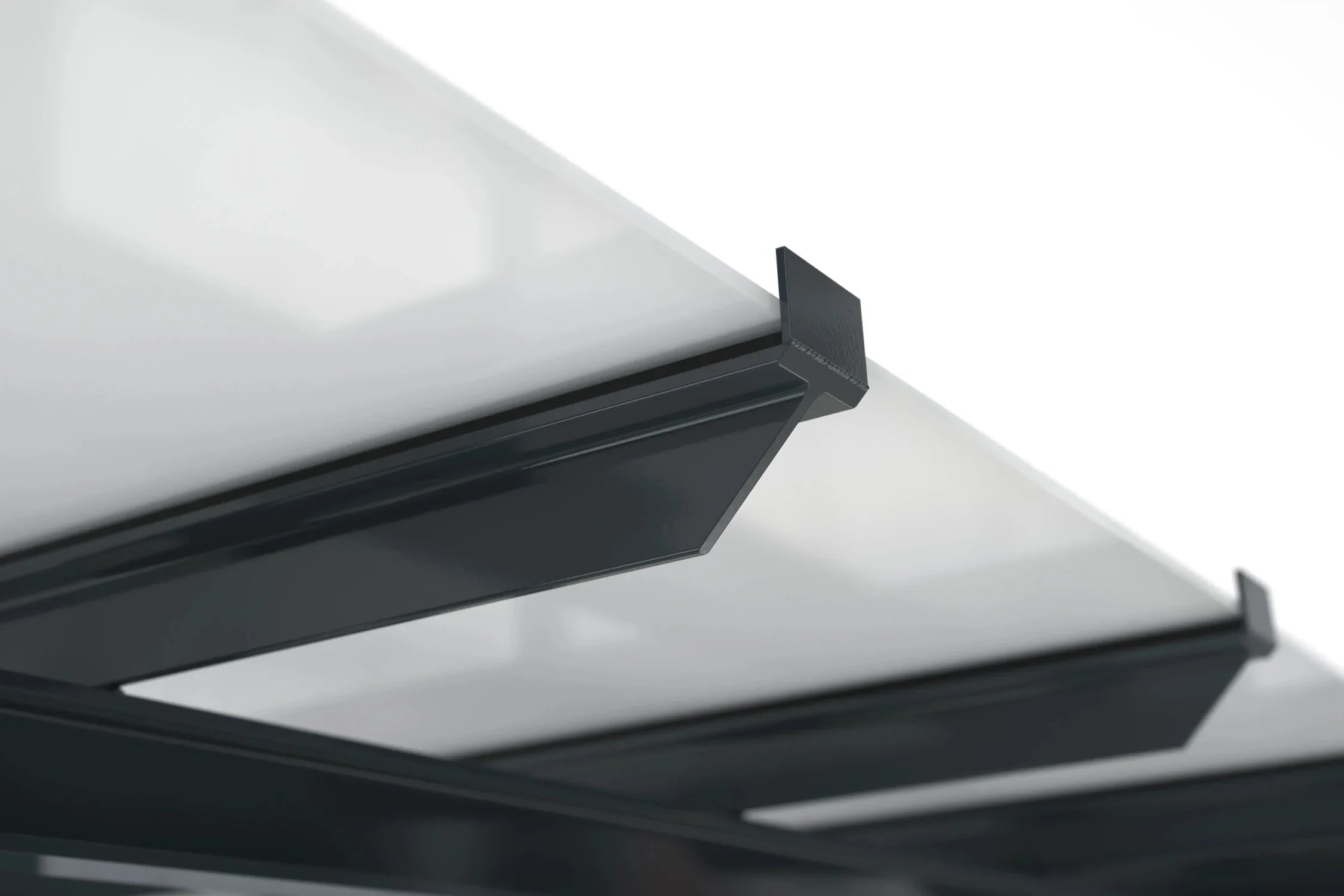 Detail einer Metall Unterstand Überdachung mit stabilem, modernem Profil und Glasdach