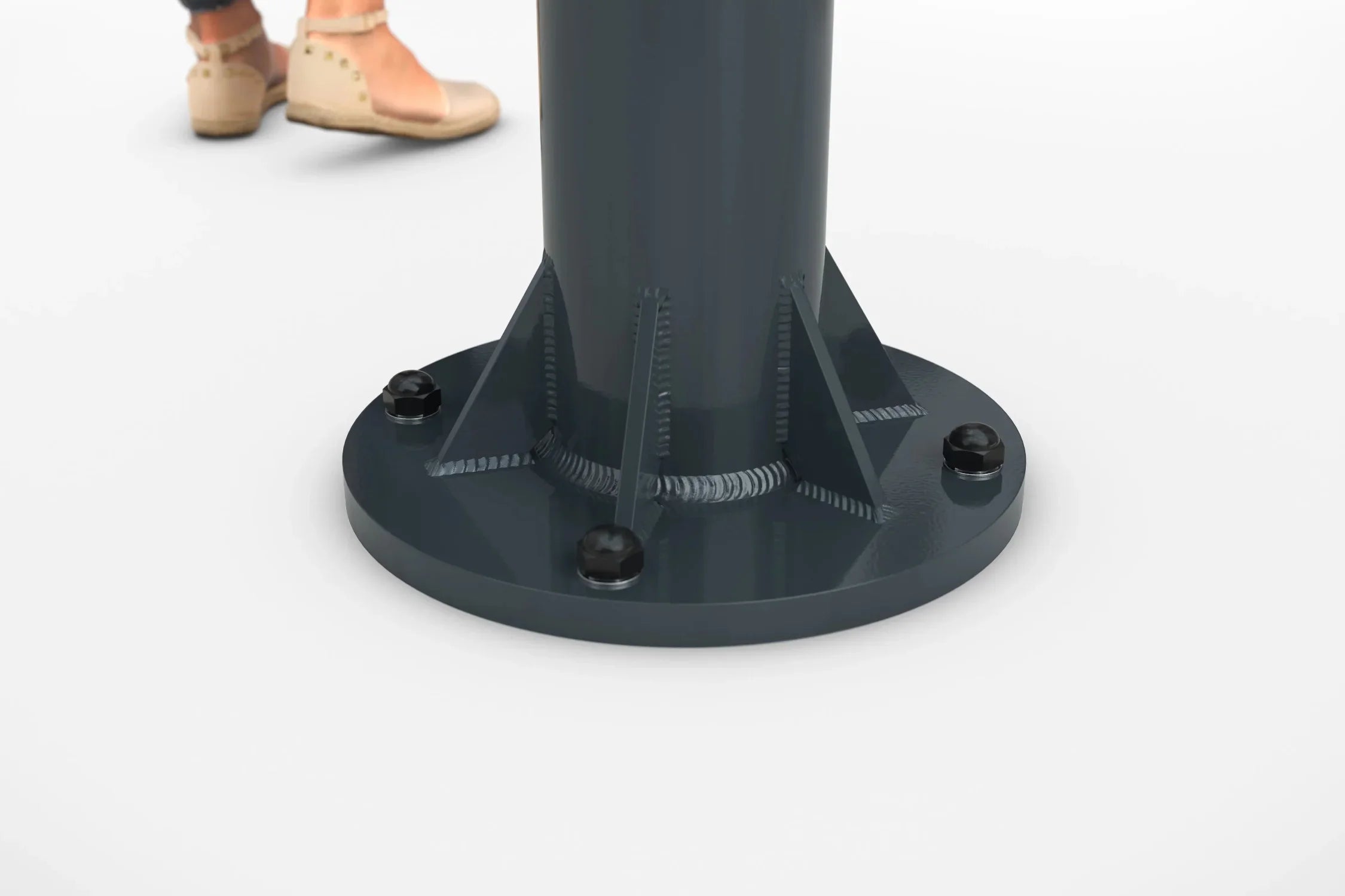 Detail einer Metallstütze mit Bodenplatte und Schrauben für Unterstand oder Überdachung