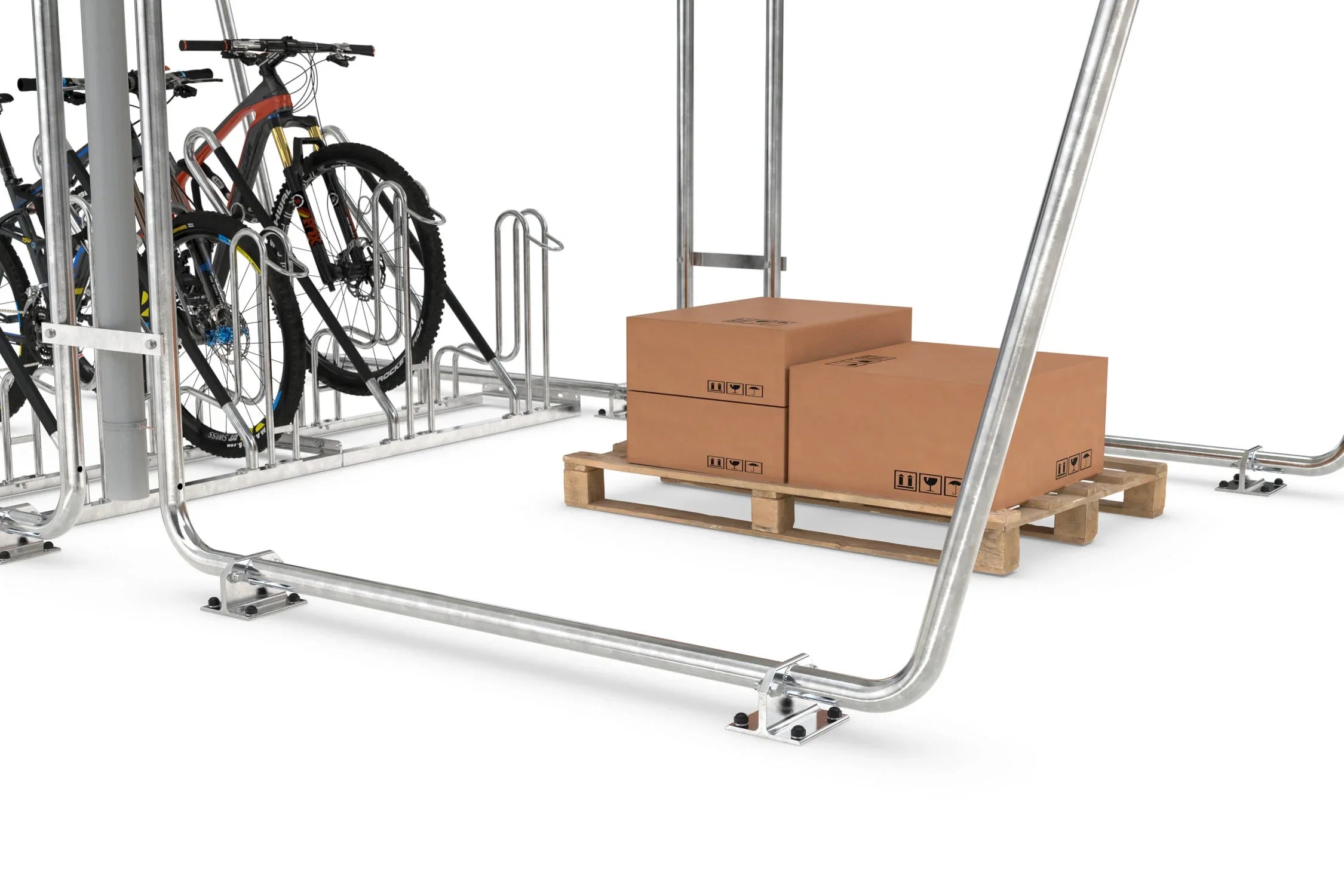 Detailansicht Unterstand aus Metall mit Fahrradständer und Paletten auf Boden