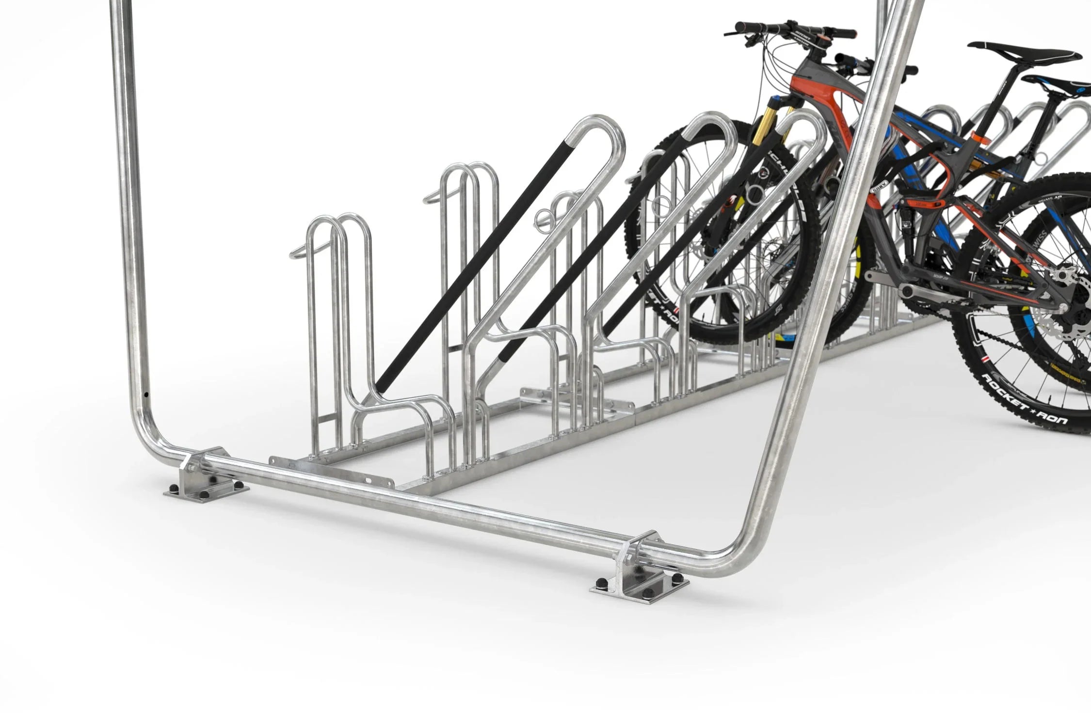 Detailansicht moderner Fahrradständer aus Metall mit befestigten Fahrrädern unter Überdachung