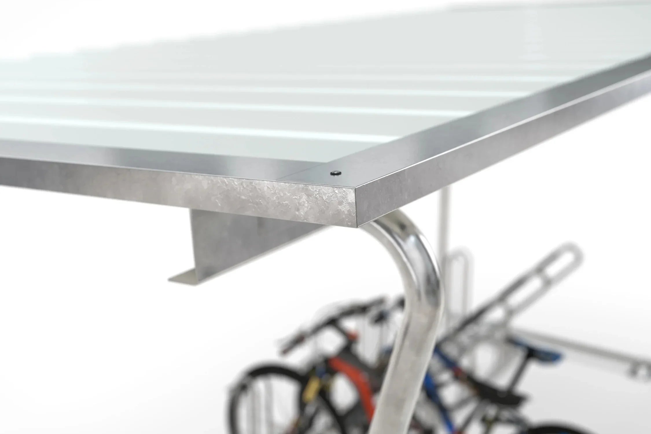 Detailansicht einer modernen Metall Überdachung mit Fahrradständern im Hintergrund