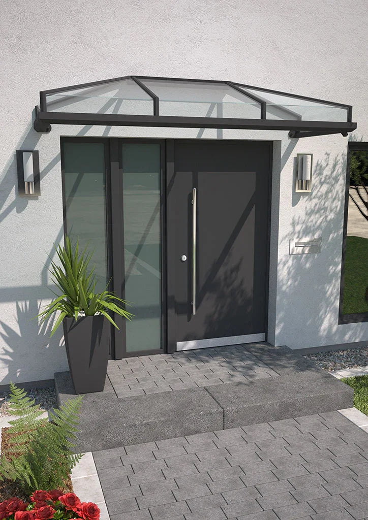 Modernes Aluminium Vordach mit Acrylglas über einer Haustür, schlichte Eingangsgestaltung