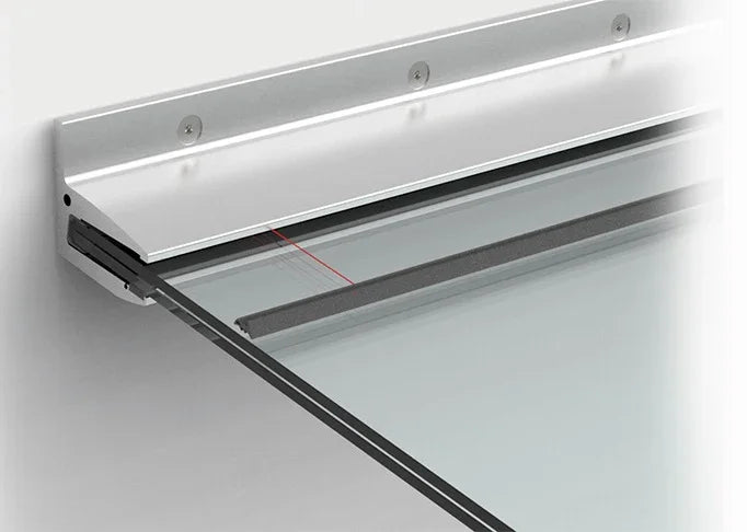 Modernes Vordach aus Aluminium und Glas, seitlich montiert, mit klarer Linienführung.