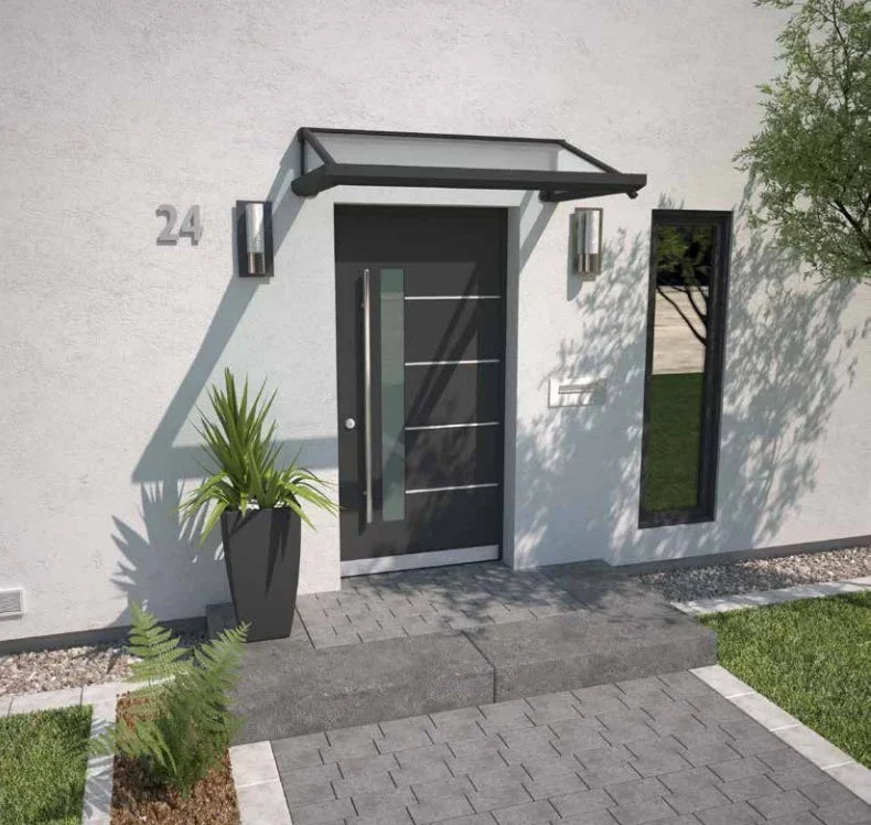 Modernes Aluminium Vordach mit Glas über Haustür an weißer Hausfassade