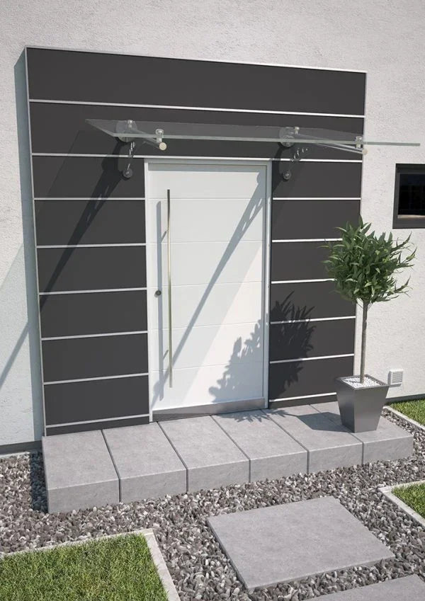 Modernes Vordach aus Edelstahl und Glas über weißer Haustür an Hausfassade