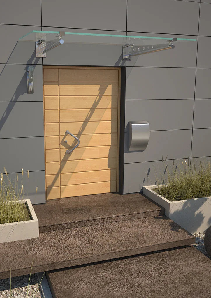Modernes Vordach aus Edelstahl und Glas, montiert über einer Holzeingangstür.