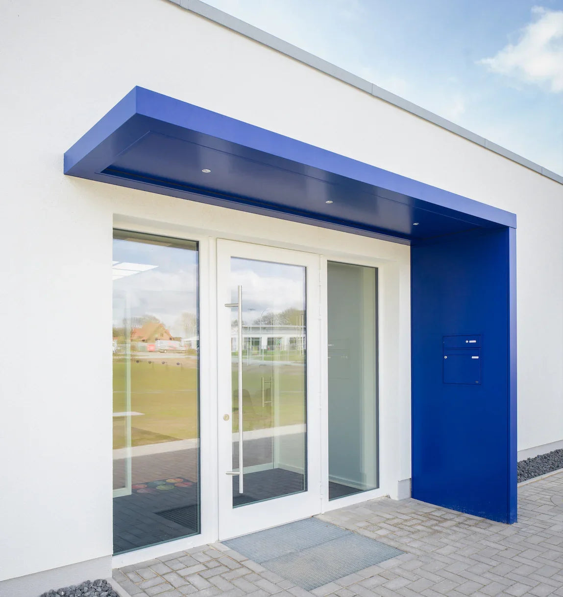 Modernes Haustürvordach aus blauem Aluminium, Überdachung für Eingangsbereich