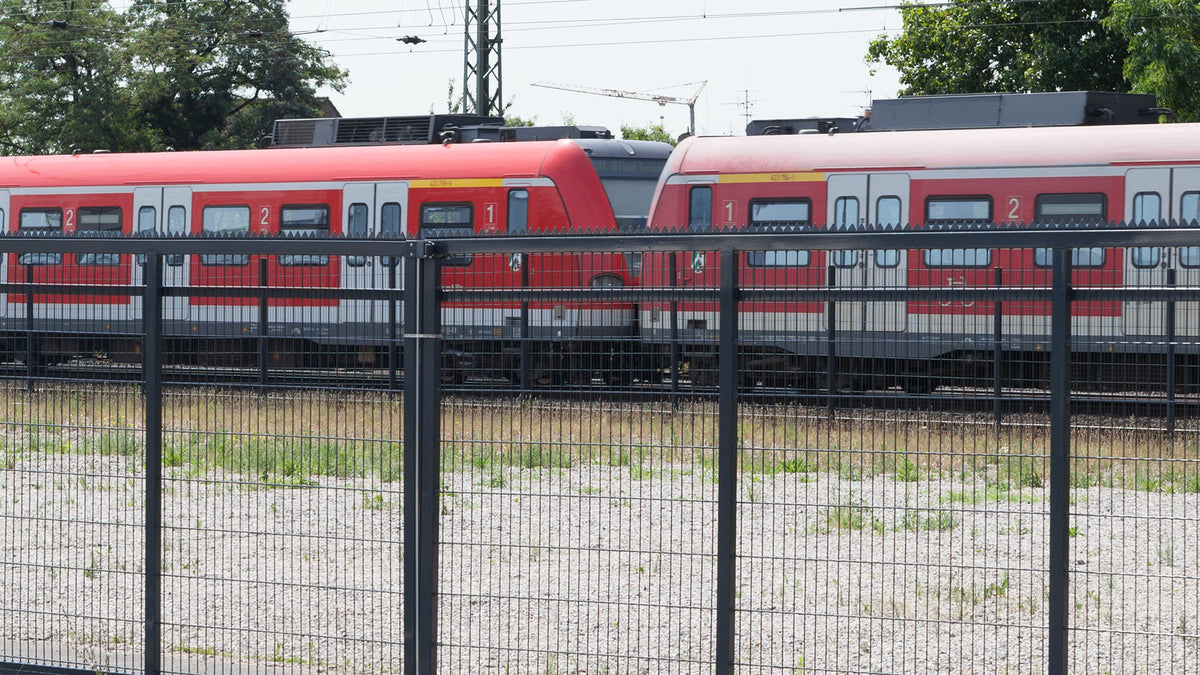 Zaunanlage mit Zackenleiste als Übersteigschutz, Anwendungsbeispiel