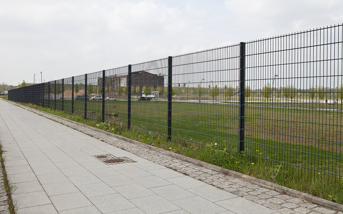 Doppelstabmattenzaun mit Zaunpfosten Typ A entlang eines Gehwegs