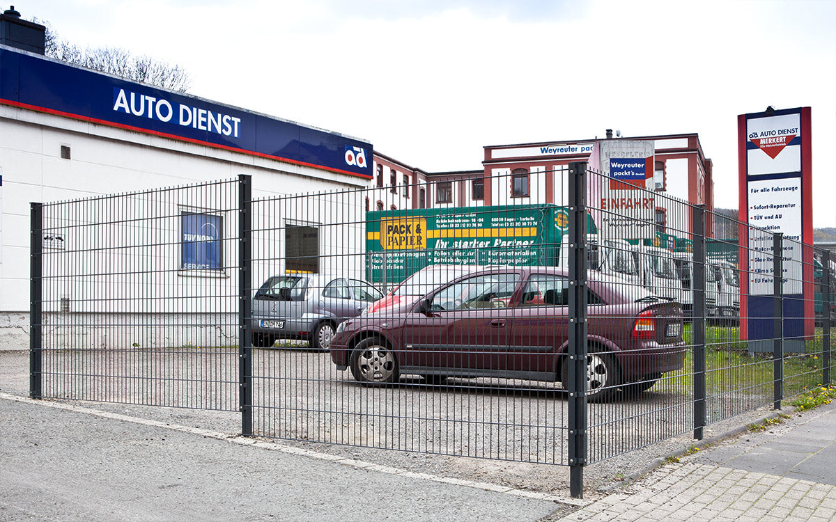 Doppelstabmattenzaun mit Zaunpfosten Typ A als Einfriedung eines Firmengeländes