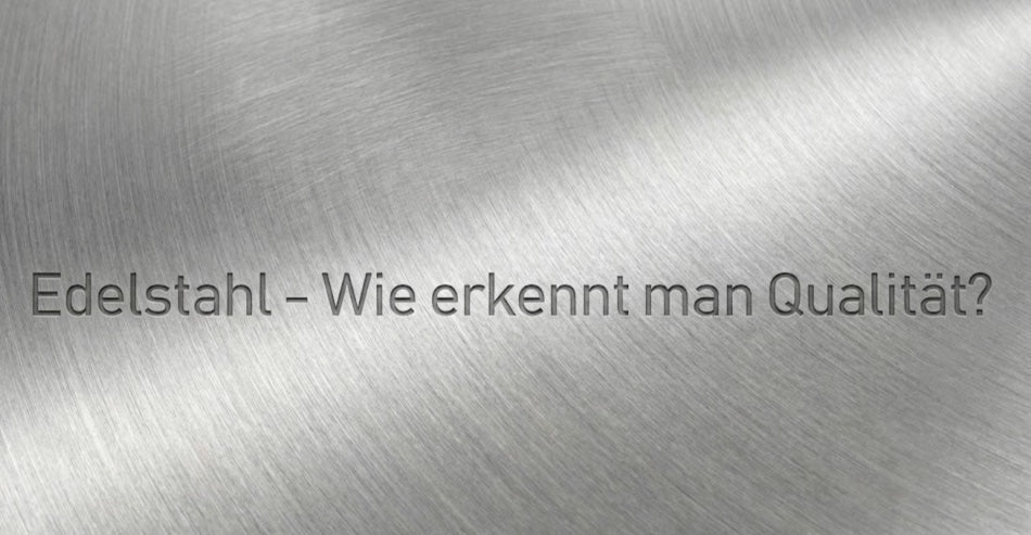 Gebürstete Edelstahl-Oberfläche mit Aufschrift 'Edelstahl – Wie erkennt man Qualität?'
