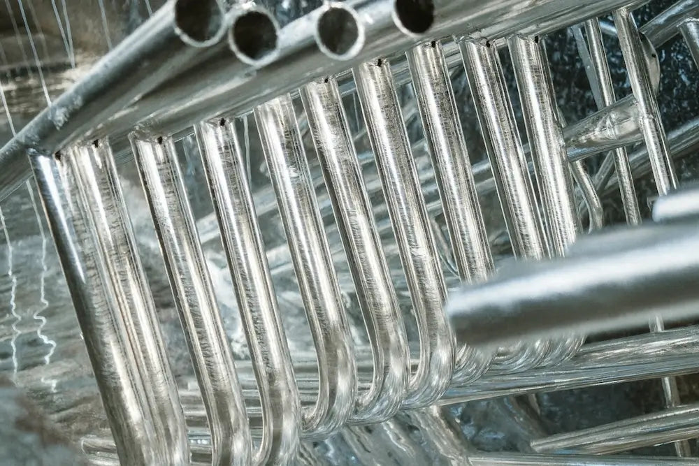 Detailaufnahme verzinkter Metallrohre, glänzende Oberfläche, Metallbau, Korrosionsschutz